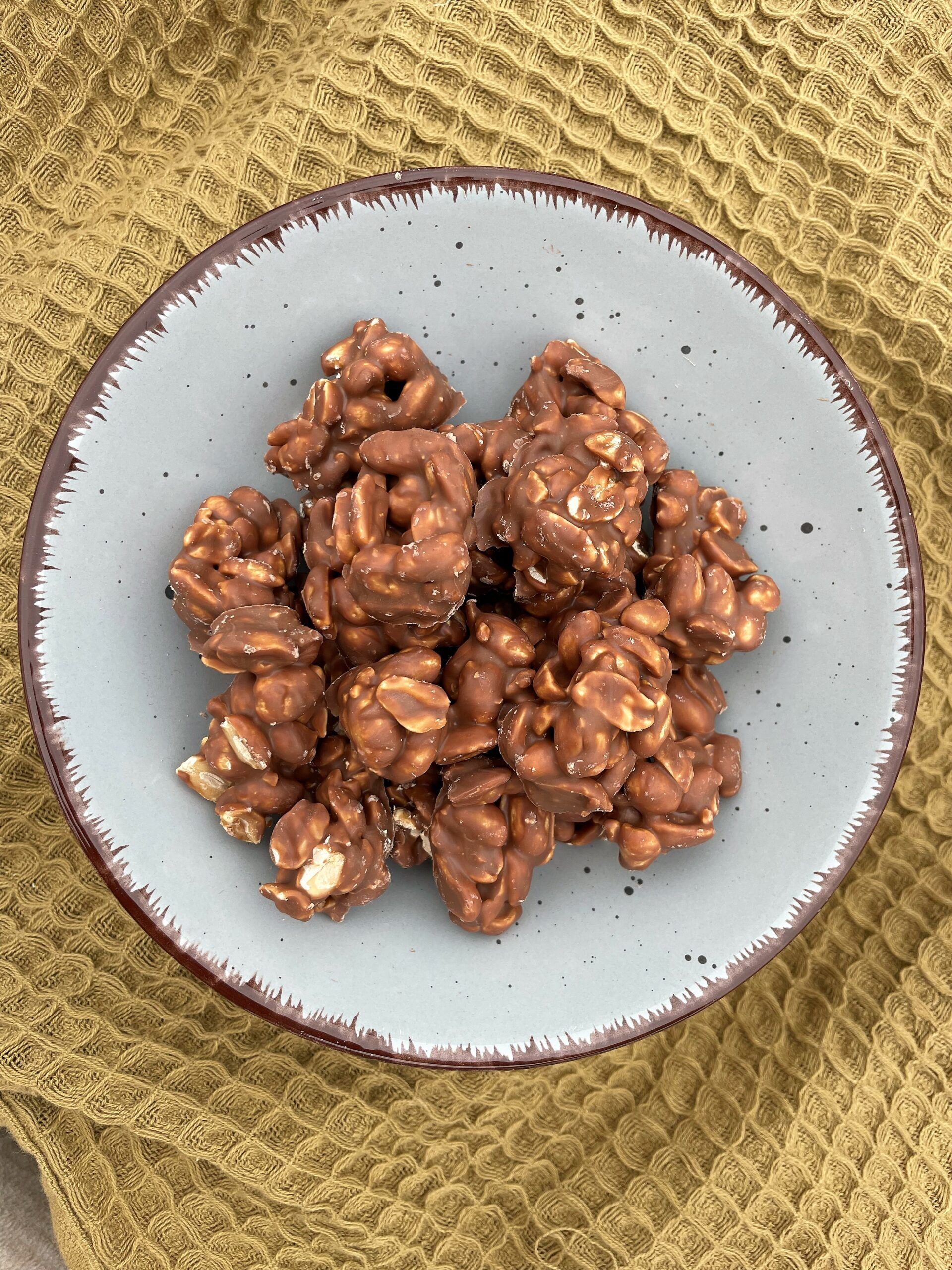 Erdnussberge_mit_Schokolade Erdnussberge mit Vollmilchschokolade – Bild 1