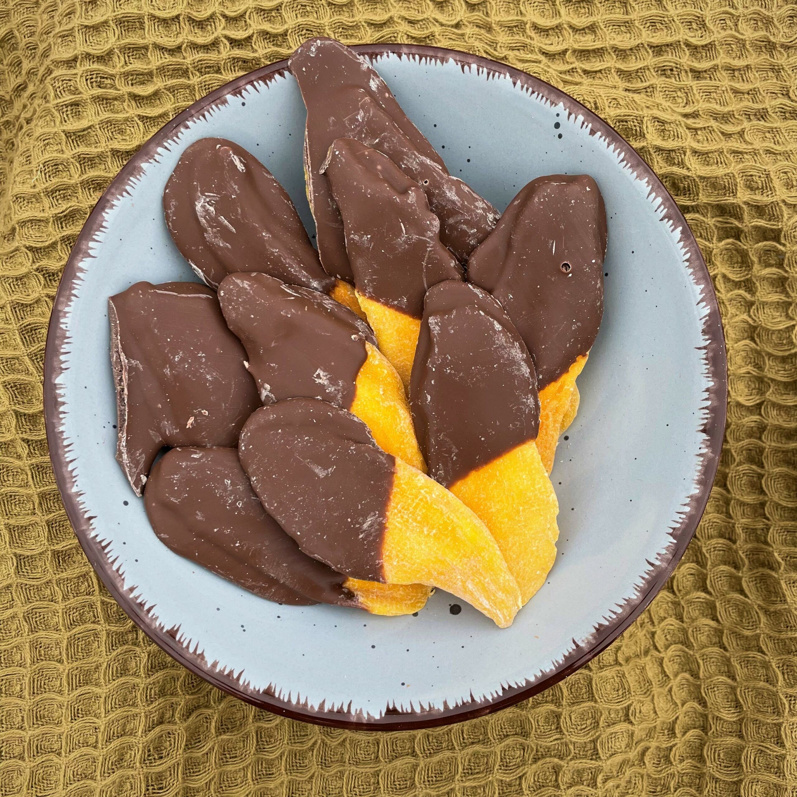 Mango_mit_Schokolade Mangostreifen mit Vollmilchschokolade – Bild 1